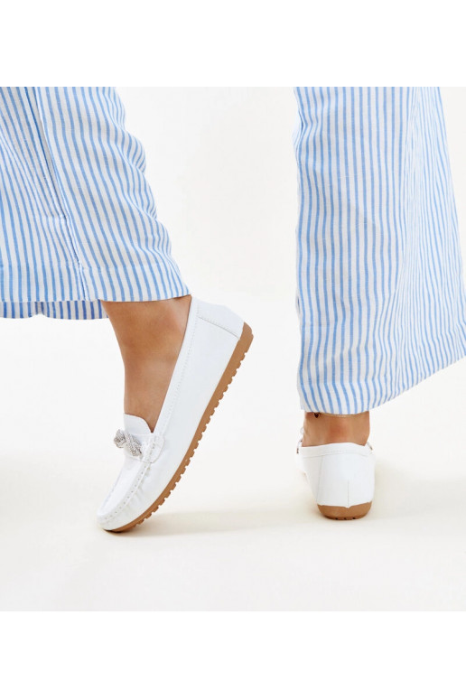 Mocasines blancos decorados con...
