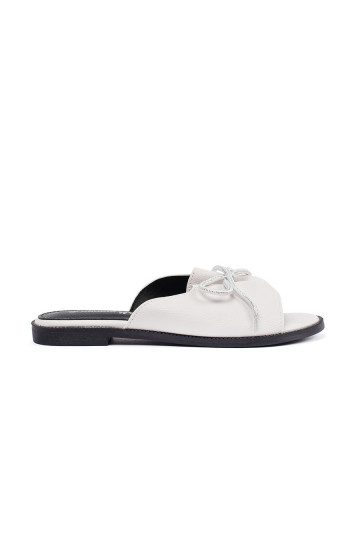 el color blanco Zapatillas płaksie con un arco