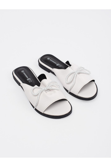 el color blanco Zapatillas płaksie con un arco 2