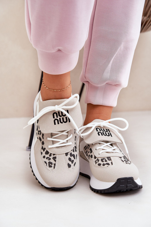 zapatillas Zapatillas modelo zapatos. Femenino con una plataforma con estampados de piel de leopardo Blanco-beige Pumbes