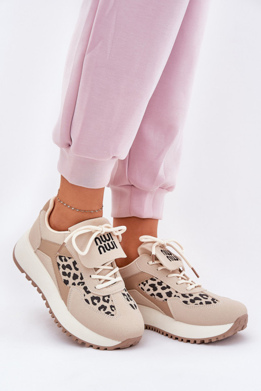 zapatillas Zapatillas modelo zapatos. Femenino con una plataforma con estampados de piel de leopardo beige Pumbes
