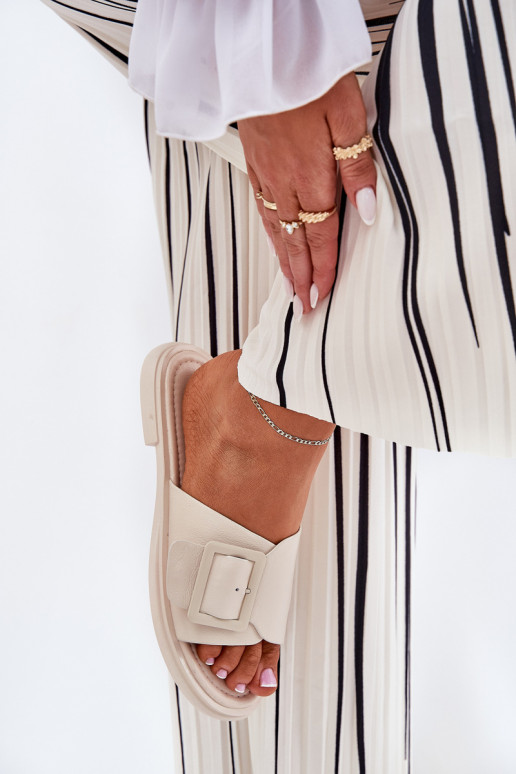 Zapatillas de cuero Femenino con hebillas D&A SJ2302-01 beige Zapatillas de cuero Femenino con hebillas D&A SJ2302-01 beige