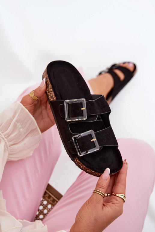 zapatillas de mujer con hebillas Sobre suela de corcho de color negro con corazonesle