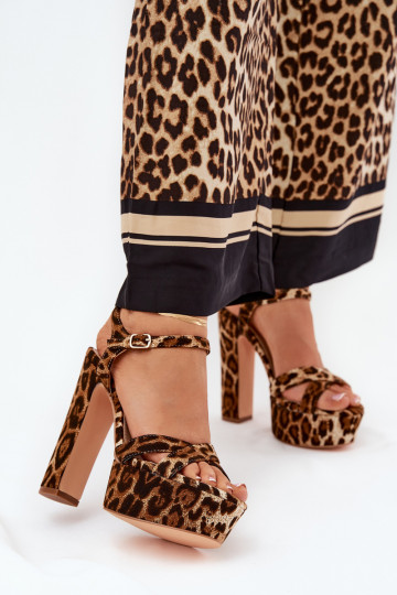 Sandalias de mujer en un puesto alto y plataforma con estampados de piel de leopardo color marrón Jovenes