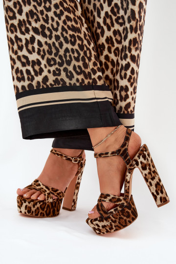 Sandalias de mujer en un puesto alto y plataforma con estampados de piel de leopardo color marrón Jovenes 2