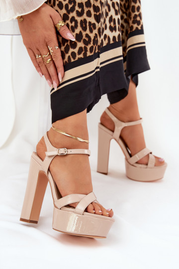 Sandalias de mujer en un puesto alto y plataforma con efecto barniz beige Jovenes 2