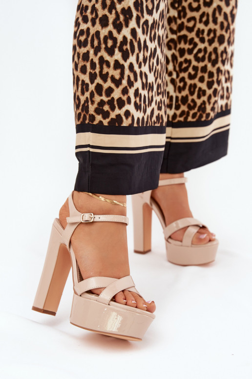 Sandalias de mujer en un puesto alto y plataforma con efecto barniz beige Jovenes Sandalias de mujer en un puesto alto y plataforma con efecto barniz beige Jovenes