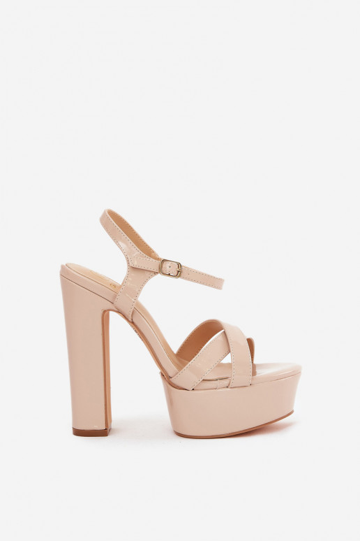 Sandalias de mujer en un puesto alto y plataforma con efecto barniz beige Jovenes Sandalias de mujer en un puesto alto y plataforma con efecto barniz beige Jovenes
