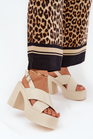 Sandalias de tacón alto para mujer. y plataforma de cuero ecológico color marfil Annavin 2