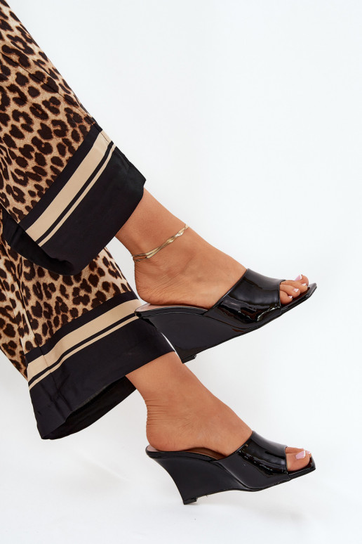 con efecto barniz zapatillas de mujer en una cuña de color negro Nelithin