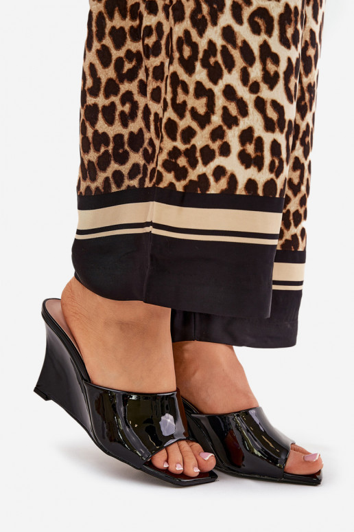 con efecto barniz zapatillas de mujer en una cuña de color negro Nelithin