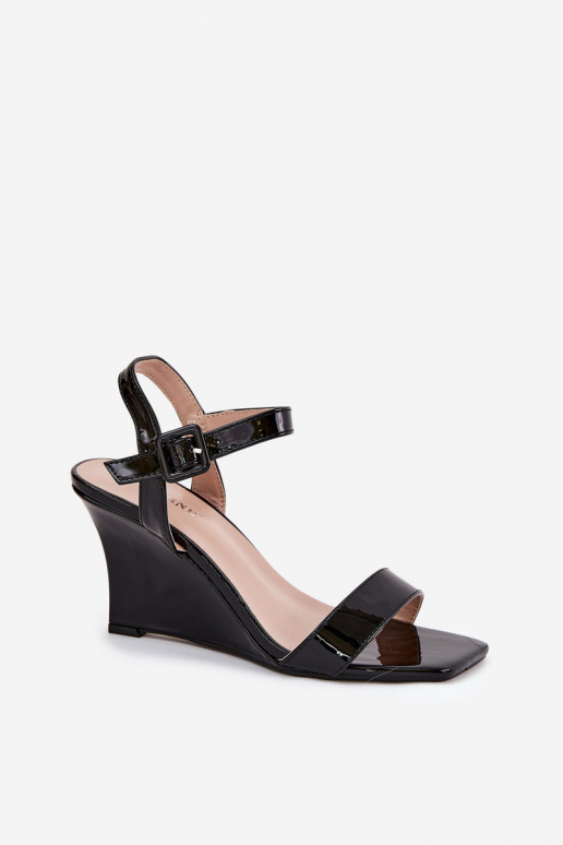 Sandalias lacadas para mujer. en una cuña de color negro Vliraya