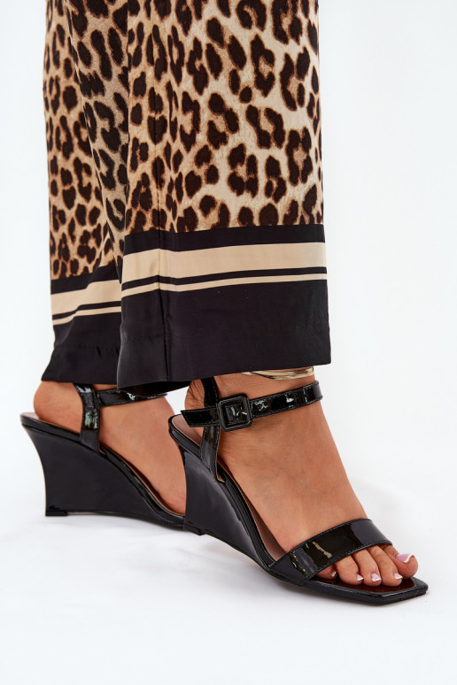 Sandalias lacadas para mujer. en una cuña de color negro Vliraya