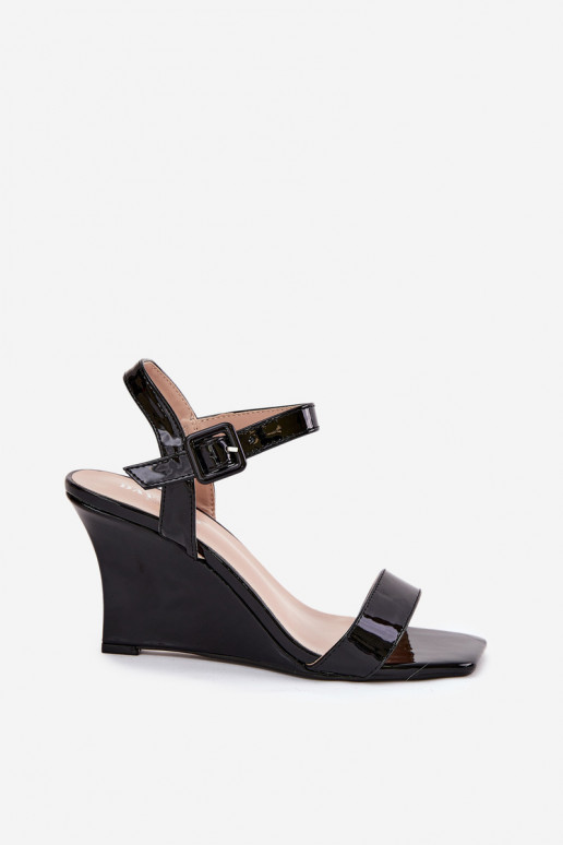 Sandalias lacadas para mujer. en una cuña de color negro Vliraya