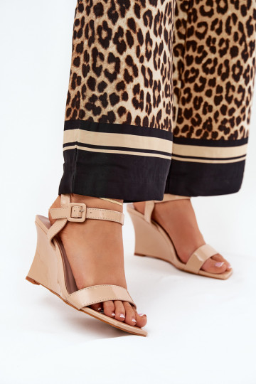 Sandalias de mujer de charol en cuña color nude Vliraya