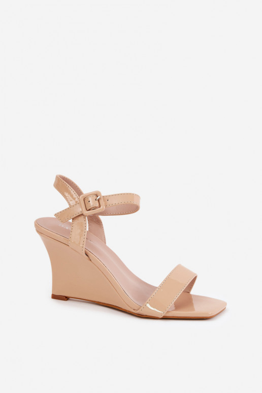 Sandalias lacadas para mujer. en una cuña Nude Vliraya