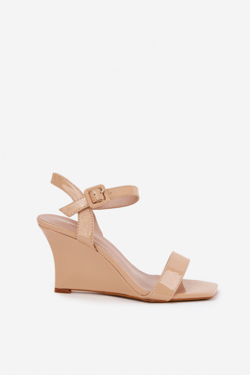 Sandalias lacadas para mujer. en una cuña Nude Vliraya