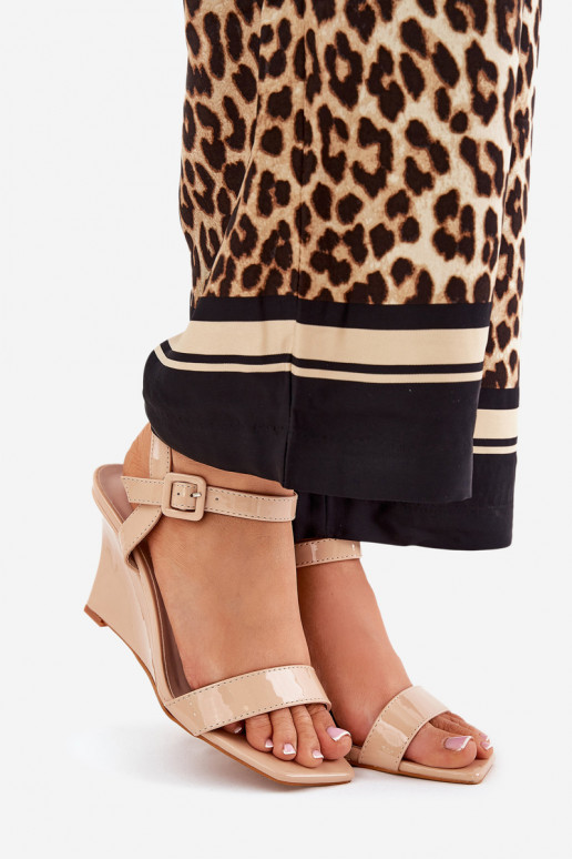 Sandalias lacadas para mujer. en una cuña Nude Vliraya
