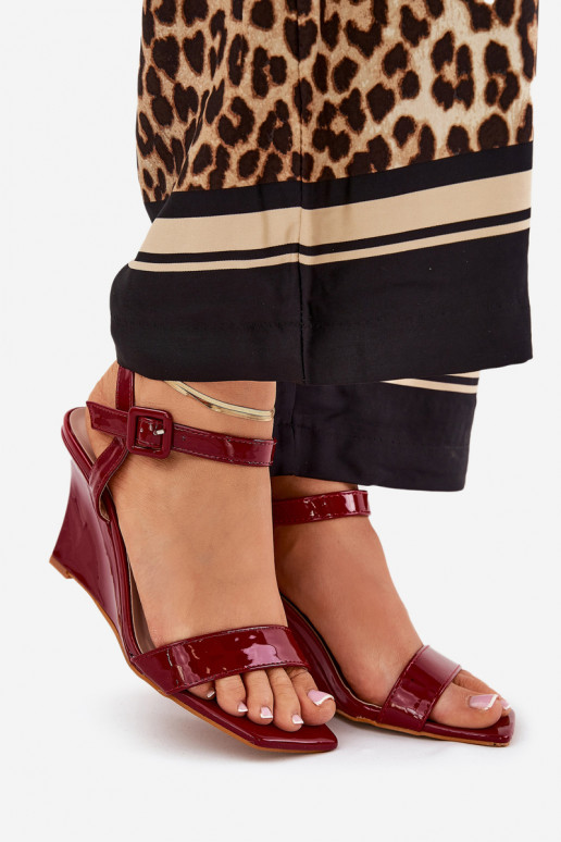 Sandalias lacadas para mujer. en una cuña borgoña Vliraya
