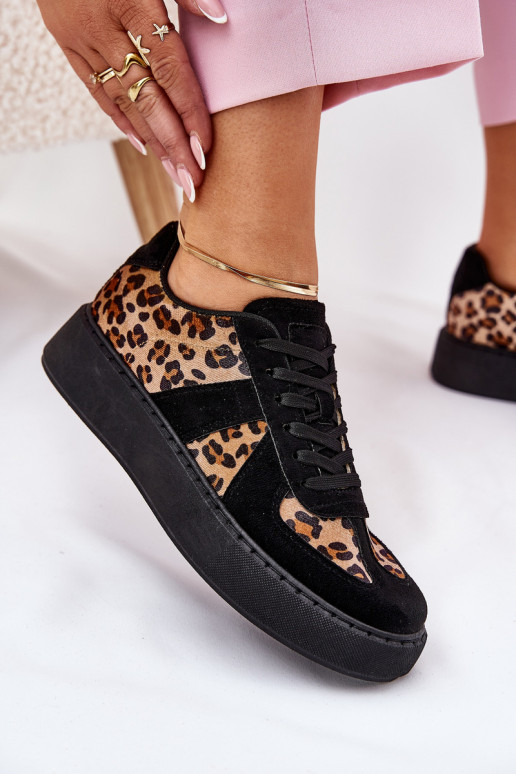 Zapatillas modelo zapatos. Femenino y escritos con una plataforma de color negro Activadotivira