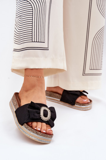 Zapatillas de mujer con plataforma, lazos y broche decorativo en color negro Lenela