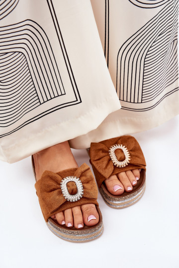 Zapatillas de mujer con plataforma, lazos y broche decorativo en color marrón Lenela