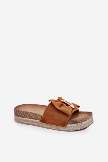 Zapatillas de mujer con plataforma, lazos y broche decorativo en color marrón Lenela 2