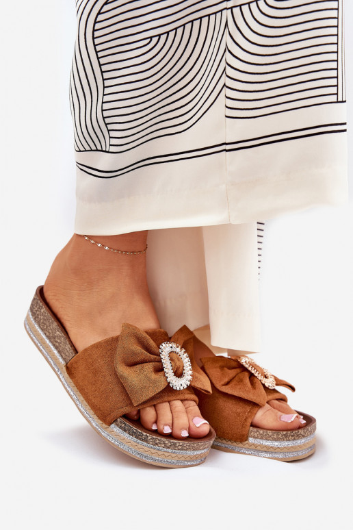 zapatillas de mujer con una plataforma con cintas I Ozdobną Broszką color marrón Lenela