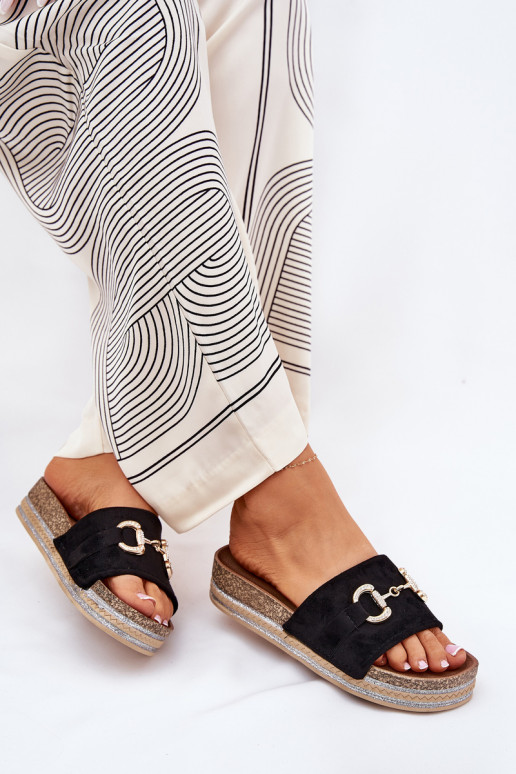 zapatillas de mujer con una plataforma con detalles dorados y brillo de color negro Morisela