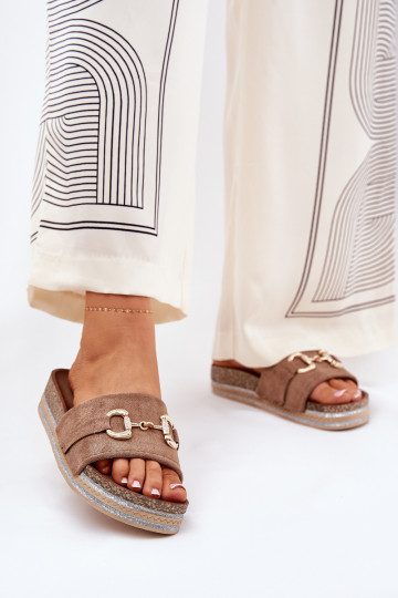 zapatillas de mujer con una plataforma con detalles dorados y brillo de color caqui Morisela 2