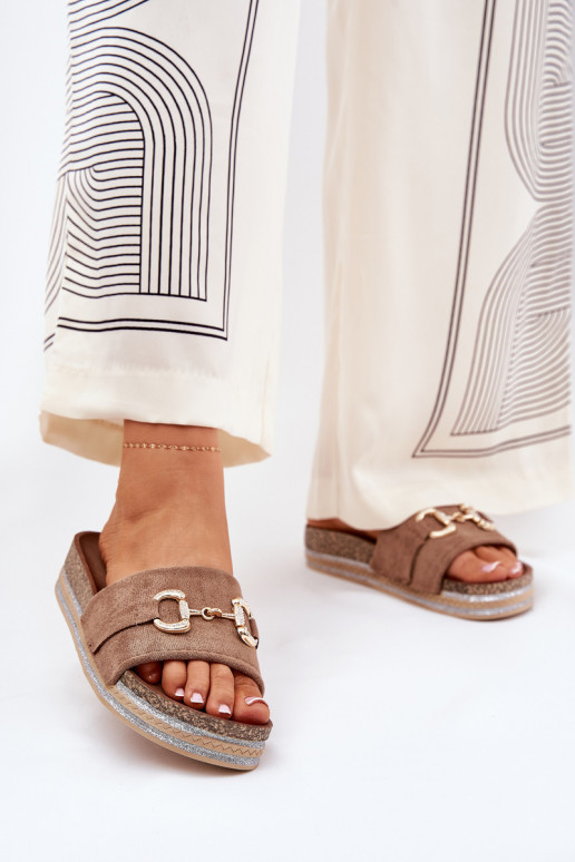 zapatillas de mujer con una plataforma con detalles dorados y brillo de color caqui Morisela