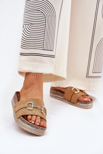Zapatillas de mujer con plataforma, detalles dorados y brillo en color marrón Morisela