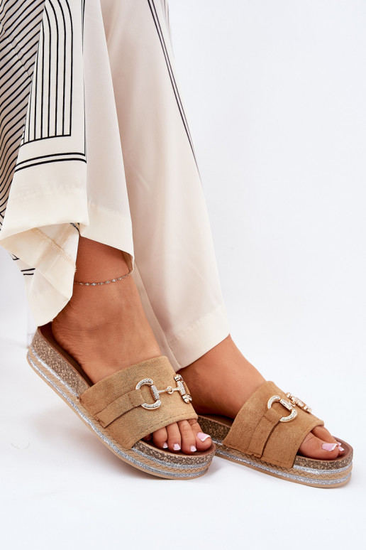 zapatillas de mujer con una plataforma con detalles dorados y brillo color marrón Morisela