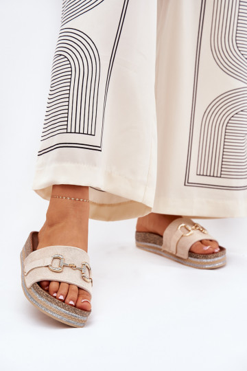 zapatillas de mujer con una plataforma con detalles dorados y brillo beige Morisela 2