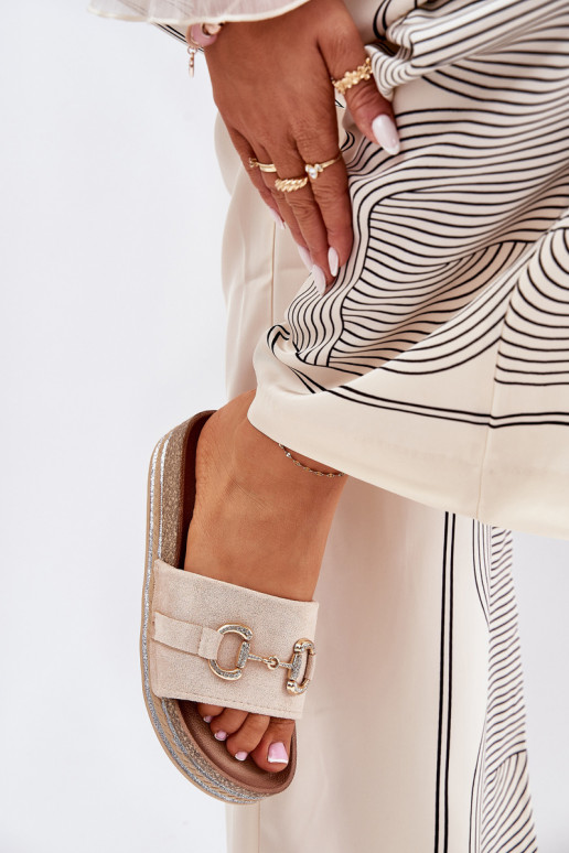 zapatillas de mujer con una plataforma con detalles dorados y brillo beige Morisela