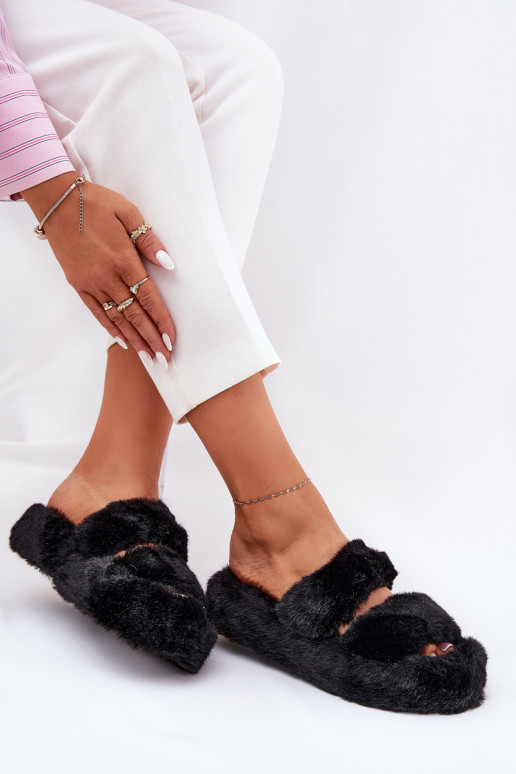 con un abrigo de piel Zapatillas Femenino con una plataforma de color negro Talfedi