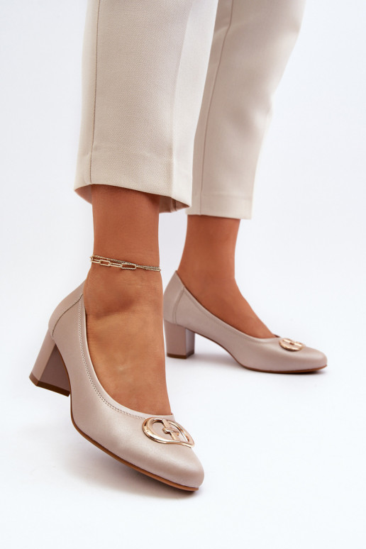 Zapatos con tacones bajos y adornos...