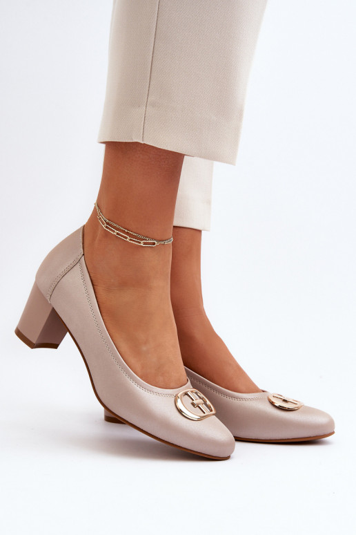 Zapatos con tacones bajos y adornos...