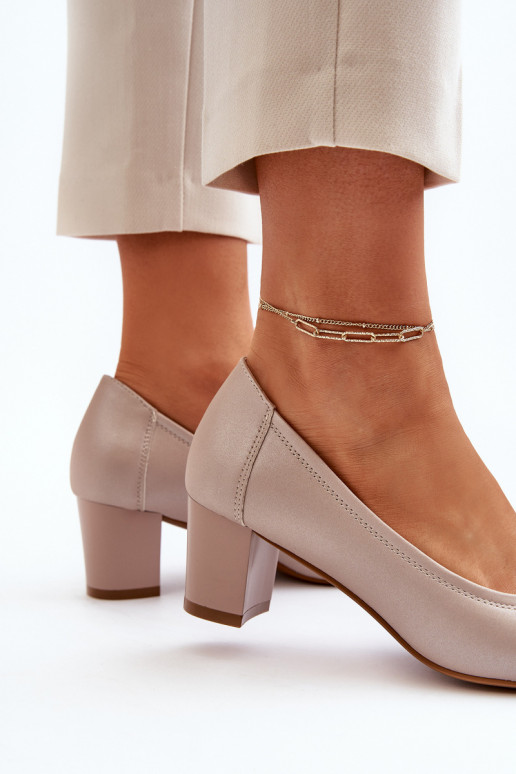 Zapatos con tacones bajos y adornos...