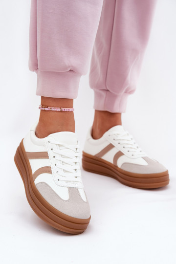 Zapatillas modelo zapatos. Femenino con una plataforma el color blanco Tolianna