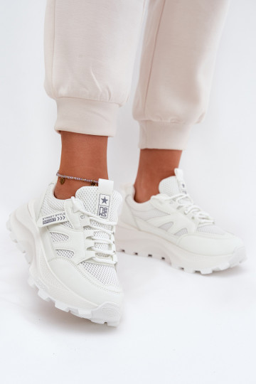 zapatillas Zapatillas modelo zapatos. Femenino Sobre una suela gruesa el color blanco Prononice