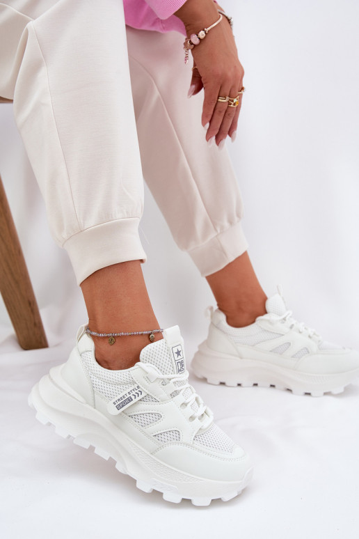 zapatillas Zapatillas modelo zapatos. Femenino Sobre una suela gruesa el color blanco Prononice