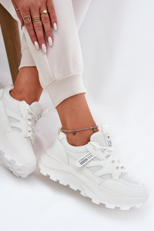 zapatillas Zapatillas modelo zapatos. Femenino Sobre una suela gruesa el color blanco Prononice