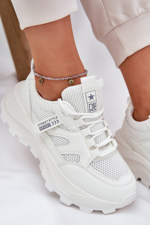 zapatillas Zapatillas modelo zapatos. Femenino Sobre una suela gruesa el color blanco Prononice