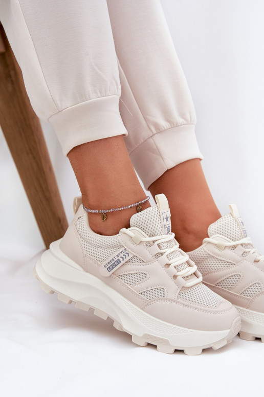 zapatillas Zapatillas modelo zapatos. Femenino Sobre una suela gruesa beige Prononice