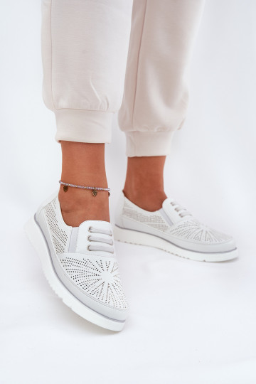 zapatos Femenino Un modelo convincente con elementos calados el color blanco Azethia 2