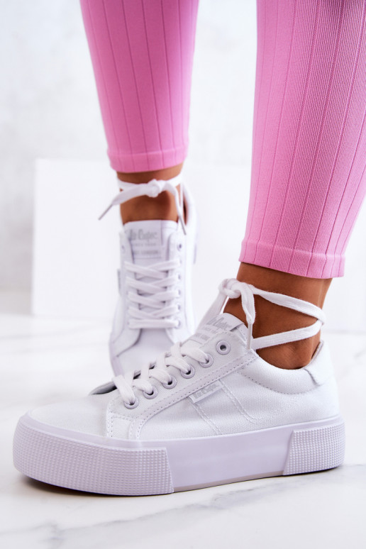 Zapatillas con una plataforma Lee Cooper LCEN-22-31-0884L el color blanco Zapatillas con una plataforma Lee Cooper LCEN-22-31-0884L el color blanco