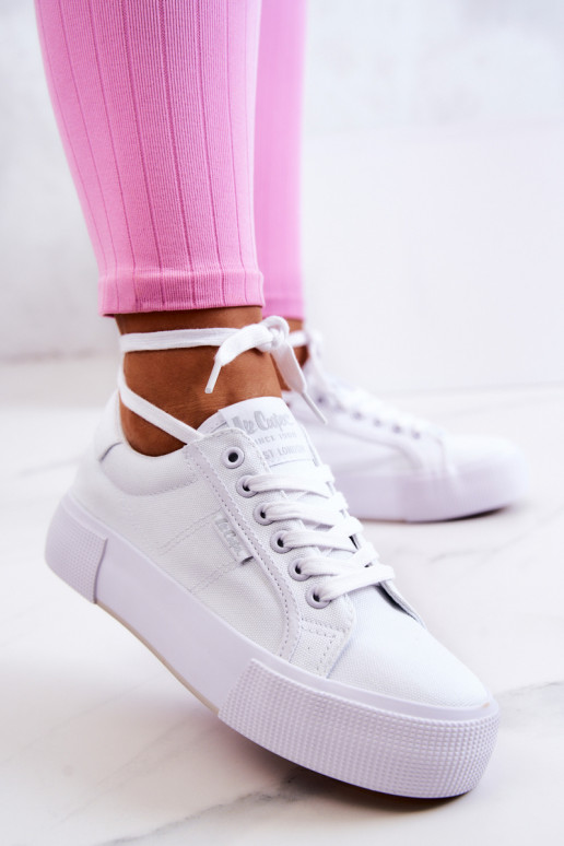 Zapatillas con una plataforma Lee Cooper LCEN-22-31-0884L el color blanco Zapatillas con una plataforma Lee Cooper LCEN-22-31-0884L el color blanco
