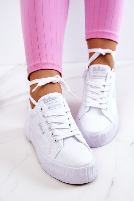 Zapatillas con una plataforma Lee Cooper LCEN-22-31-0884L el color blanco Zapatillas con una plataforma Lee Cooper LCEN-22-31-0884L el color blanco
