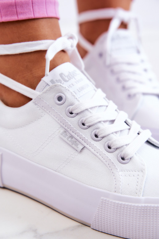 Zapatillas con una plataforma Lee Cooper LCEN-22-31-0884L el color blanco Zapatillas con una plataforma Lee Cooper LCEN-22-31-0884L el color blanco
